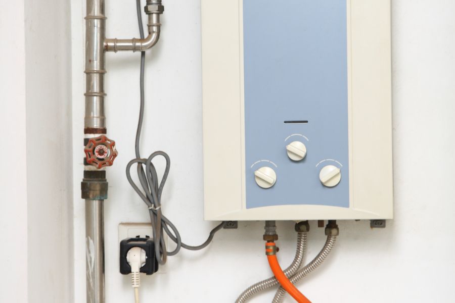 A tankless hot water heater system